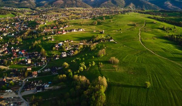 Comuna care oferă terenuri gratuite românilor care se mută în zonă. Cine are prioritate