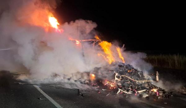 Incendiu la semiremorca unui autotren, în Drăgușeni. Au ars 700 de europaleți