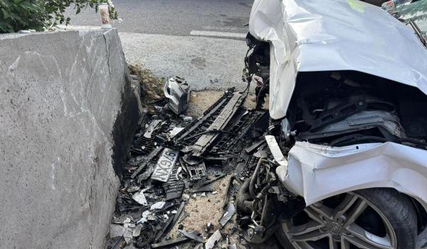 Accident cumplit în Cornereva. Un tânăr de 18 ani a murit după ce maşina s-a izbit de un zid de beton
