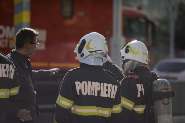 Tragedie la Comănești. Un bărbat de 58 de ani a murit într-un incendiu, două femei au ajuns la spital