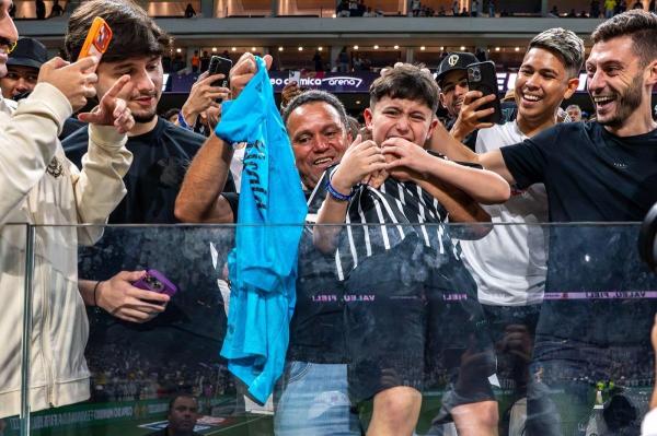 Neymar i-a oferit tricoul de joc unui mic susţinător al rivalilor de la Corinthians