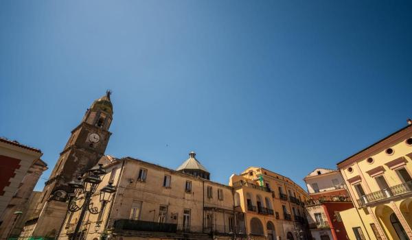 Satul din Italia construit în craterul unui vulcan stins. Toamna, mii de turişti vin la festivalul castanelor