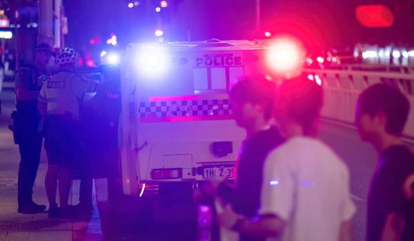 Cursa nebună a patru puşti în Australia. Momentul când înconjoară copaci şi ridică praful ca să evite poliţia