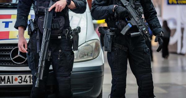 Un bărbat din Hunedoara a ameninţat că îşi ucide copilul. Au intervenit negociatori şi trupele speciale