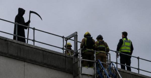 Bărbat arestat după ce s-a urcat costumat în "Moartea cu coasa" pe acoperişul unui spital