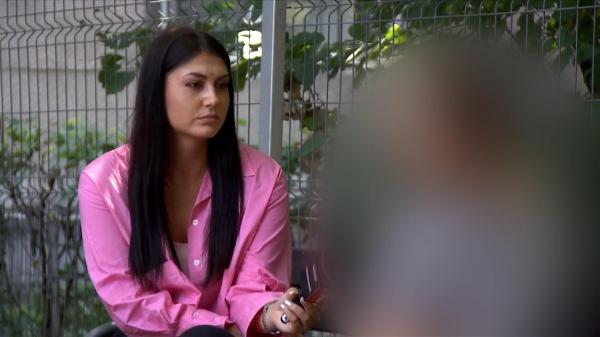 "Tremuram toată". Mărturia femeii de 75 de ani convinsă să dea 50.000 de lei unor escroci prinşi în flagrant