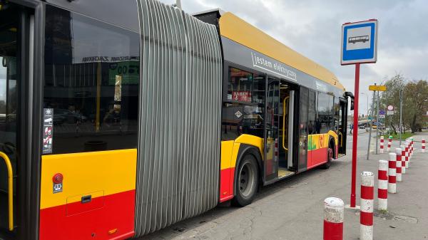Pantalonii scurți erau interziși, așa că un șofer de autobuz a venit la muncă în fustă. Ce i-au făcut şefii