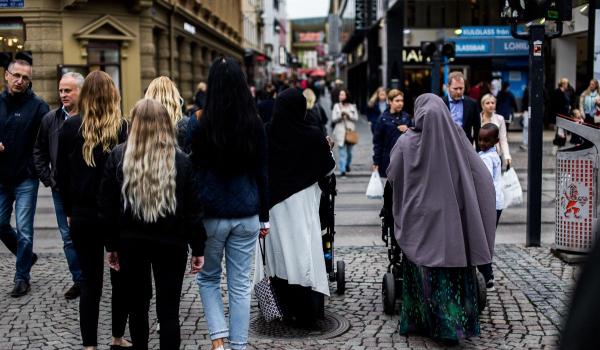O ţară din Europa oferă 32.000 de euro fiecărui adult care pleacă din ea. Cine poate primi banii