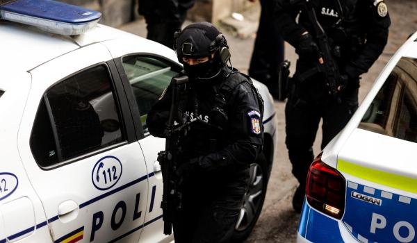 Poliţişti atacaţi cu pietre şi pahare în timpul unei petreceri în Sectorul 3. Scandalagii, săltaţi de mascaţi