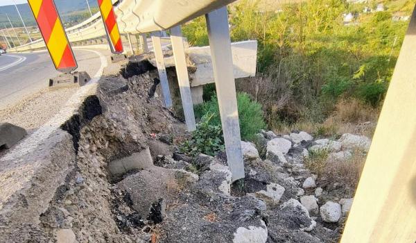 Porţiune din DN 29D dintre Botoşani şi Vama Stânca, surpată la mai puţin de 3 ani de la modernizarea drumului