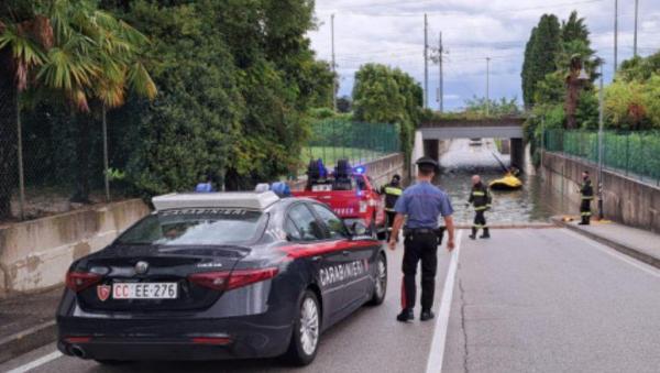 A murit, după ce a rămas captivă în maşina blocată într-un pasaj feroviar inundat în Italia