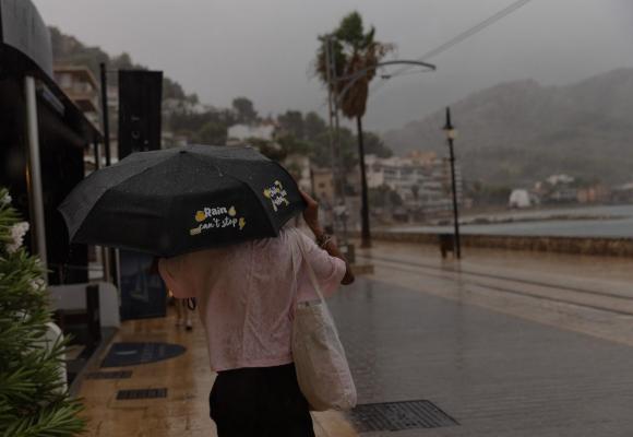 O femeie s-a înecat în Mallorca în timpul unei furtuni. A alunecat și a rămas blocată sub o mașină