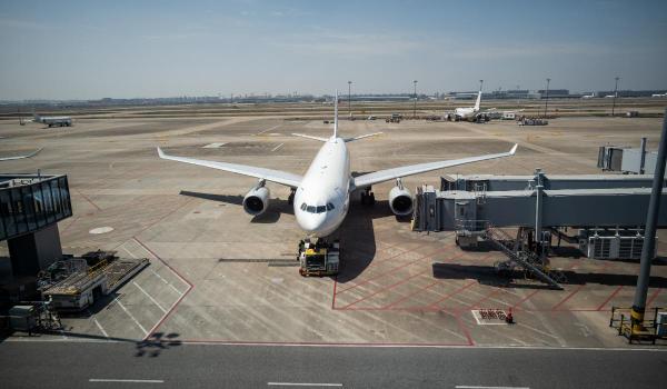 Biletele de avion s-ar putea scumpi de anul viitor. Preţul combustibilului pentru aviaţie a crescut cu 90%