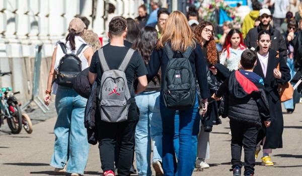 Țara în care mulți tineri nu vor copii. Bărbații nu se însoară că nu au iubite, femeile preferă să fie singure