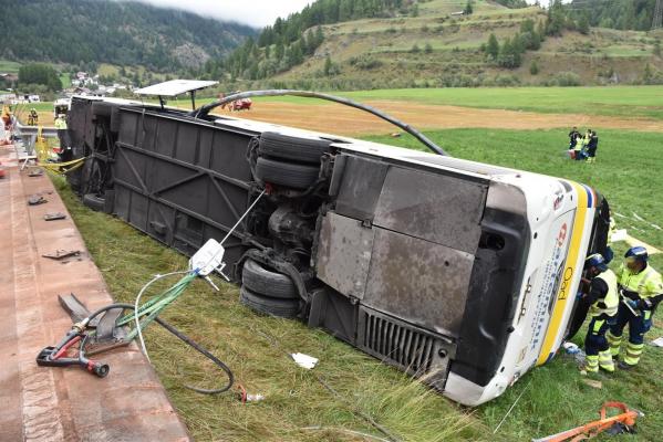5 turişti olandezi au murit în Elveţia, după ce autocarul în care se aflau s-a răsturnat. Alţi 40, răniţi