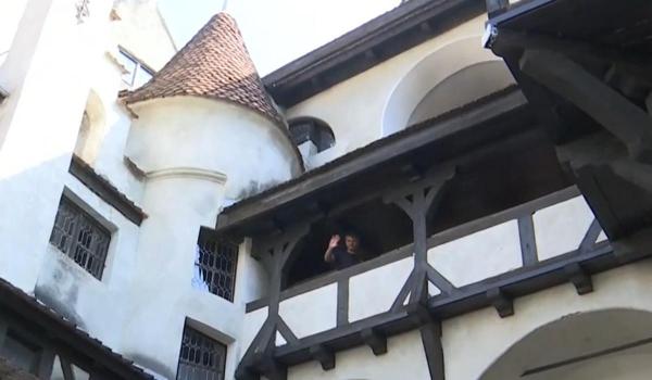 Castelul din România luat cu asalt de turiştii străini. Încep deja pregătirile pentru Halloween