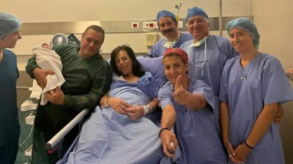 O femeie de 54 de ani a născut o fetiță dintr-un embrion congelat timp de 22 de ani. Își pierduse fiul