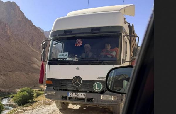 Camion cu numere de Olt, surprins în Afganistan: "Ce făcurăți, bă, nărozilor? Vă rătăcirăți?"