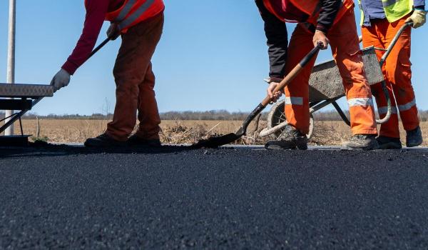 Un oraş a asfaltat două străzi cu 135.000 de pahare de cafea şi 1,2 mil de sticle. Ce s-a întâmplat după 3 ani