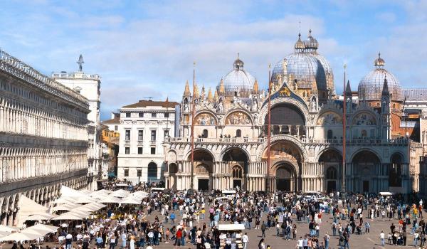 Surpriza pe care o turistă a avut-o la o cafenea din Veneția. Ce taxă a găsit pe nota de plată