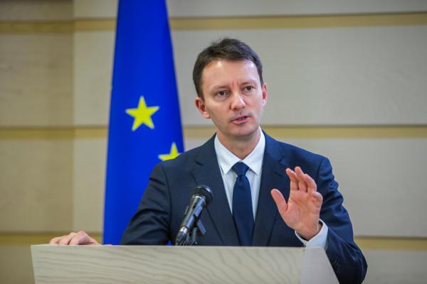Câte voturi are Siegfried Mureșan din partea PNL-USR-UDMR și de câte mai are nevoie pentru a fi învestit