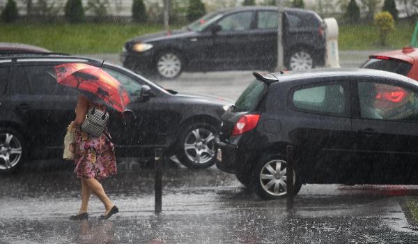 Alertă de ploi torențiale și vijelii în mai multe zone din țară, până joi seară