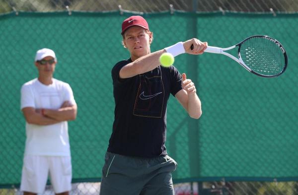 Italianul Jannik Sinner este lider în clasamentul celor mai buni jucători de tenis