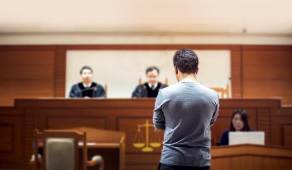 Tată britanic, acuzat că a provocat din neatenţie moartea fiului său de 2 ani, căzut de la etajul 4 în Cipru
