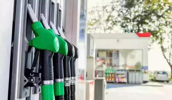 Preţul la benzină este în creştere, faţă de cel afişat în ziua precedentă