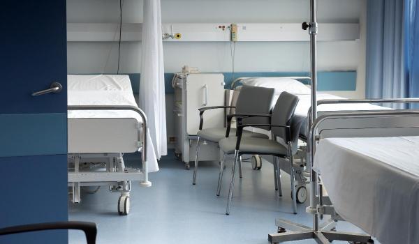 Suspiciune de scarlatină la un liceu din Iaşi. Un elev de 15 ani a ajuns la spital cu febră şi erupţii