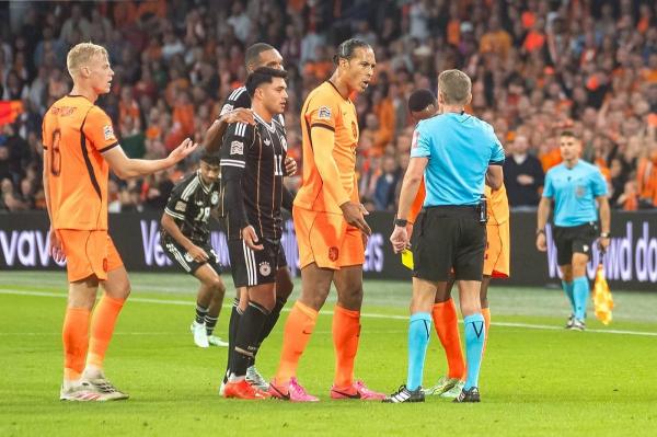 Olandezii, nemulţumiţi de deciziile arbitrului din meciul cu Germania