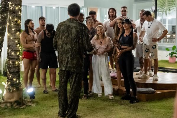 Radu Vâlcan aduce emoții extreme în vila fetelor, cu anunțul unui bonfire la care vor participa doar două