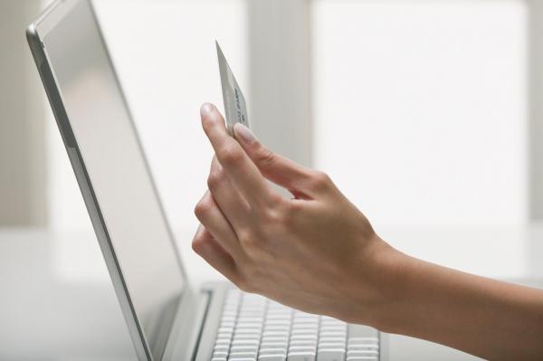Cum pot rămâne românii fără bani. O nouă fraudă în online