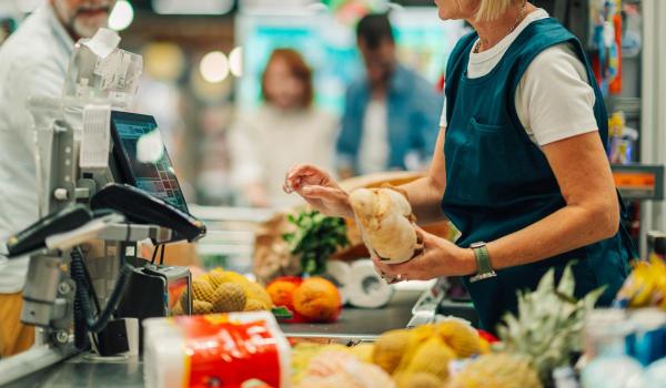 O casieră a furat 338.000 euro de la un supermarket în Spania. A folosit aceeaşi metodă de peste 1.000 de ori