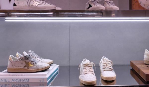 Isterie pe piața de lux din București. Brandul care vinde sneakerşi "murdari" la 700 de euro ajunge şi la noi