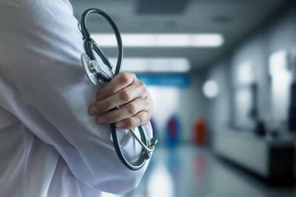 A renunțat la cariera de doctor ca să vândă mâncare și să cânte într-un pub: "Există valori mai importante"