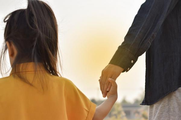 Un bărbat din Braşov şi-a luat fiica şi a ţinut-o departe de mamă timp de 2 ani. A fost trimis în judecată