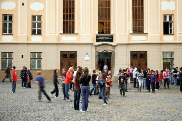Cel mai bătrân profesor din România încă predă la 89 de ani. Ministrul Dimian: "Vârsta e mai puţin importantă"
