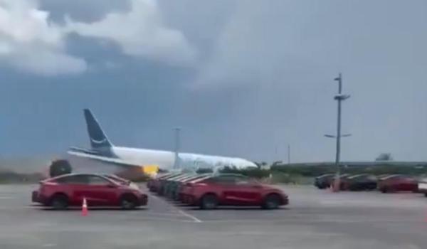 Momentul în care avionul cargo Amazon iese de pe pistă și ia foc pe aeroportul din Miami. 5 oameni au murit