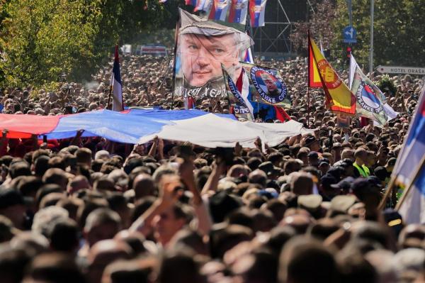 Mii de sârbi în haine de doliu au venit să-şi ia rămas bun de la Ratko Mladic, "Măcelarul din Balcani"