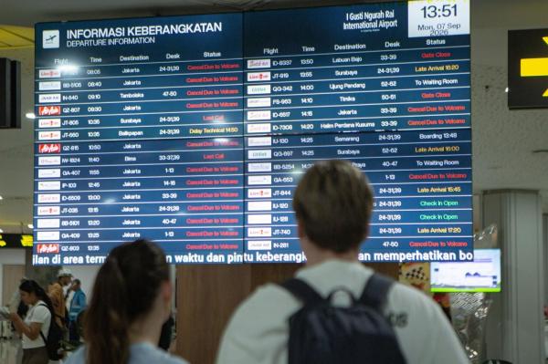 170.000 de pasageri, blocaţi în Indonezia, după erupţia vulcanului Anak Krakatau. 1.500 de zboruri afectate