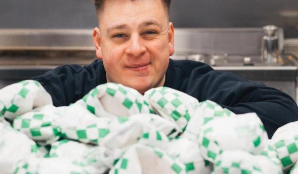 Rivalul McDonald’s din Ungaria vine în România. Clienții se pun la coadă de la 1:30 noaptea pentru un burger