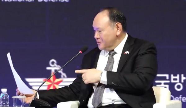 Biletul atipic primit de ministrul Apărării din Filipine de la un atașat chinez. L-a citit în fața tuturor