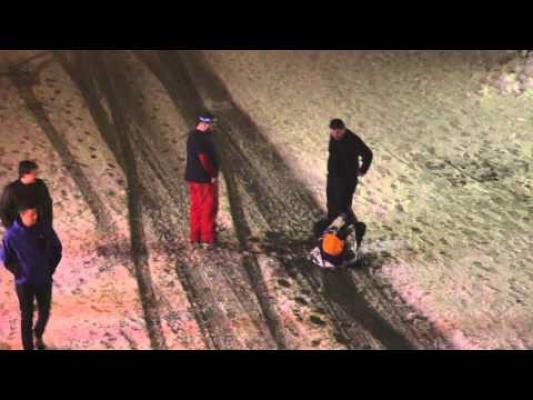 Video savuros! Cum îşi cară ruşii prietenii beţi