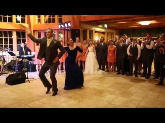 Cel mai tare dans la nuntă! Mirele a făcut un adevărat show cu mama lui