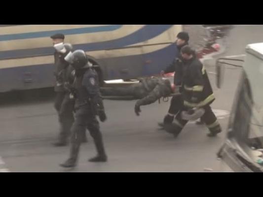 + 18 Video şocant! Un protestatar a fost decapitat în timpul violenţelor din Kiev