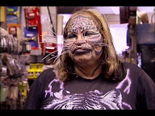 ŞOCANT! “Cat Man” iubeşte pisicile atât de tare că s-a transformat într-o felină
