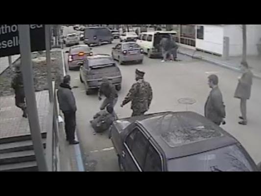 VIDEO Un jurnalist a fost bătut de ruşi pentru că îi filma!