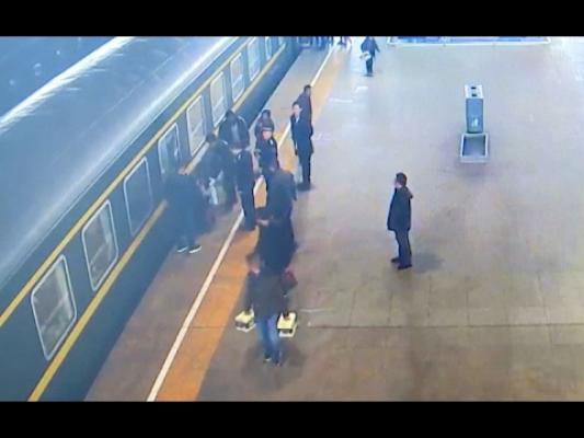 O fetiţă de 3 ani a fost SALVATĂ de la moarte.Vezi ce a păţit micuţa (VIDEO)