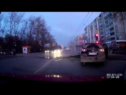 A vrut să treacă pe roşu  dar semaforul l-a oprit. Şoseaua s-a transformat în vulcan Video INCREDIBL!